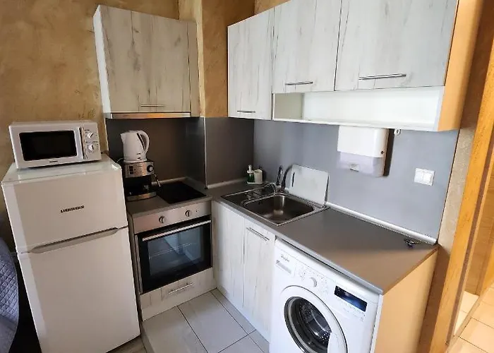 Colonel 953 Apartment